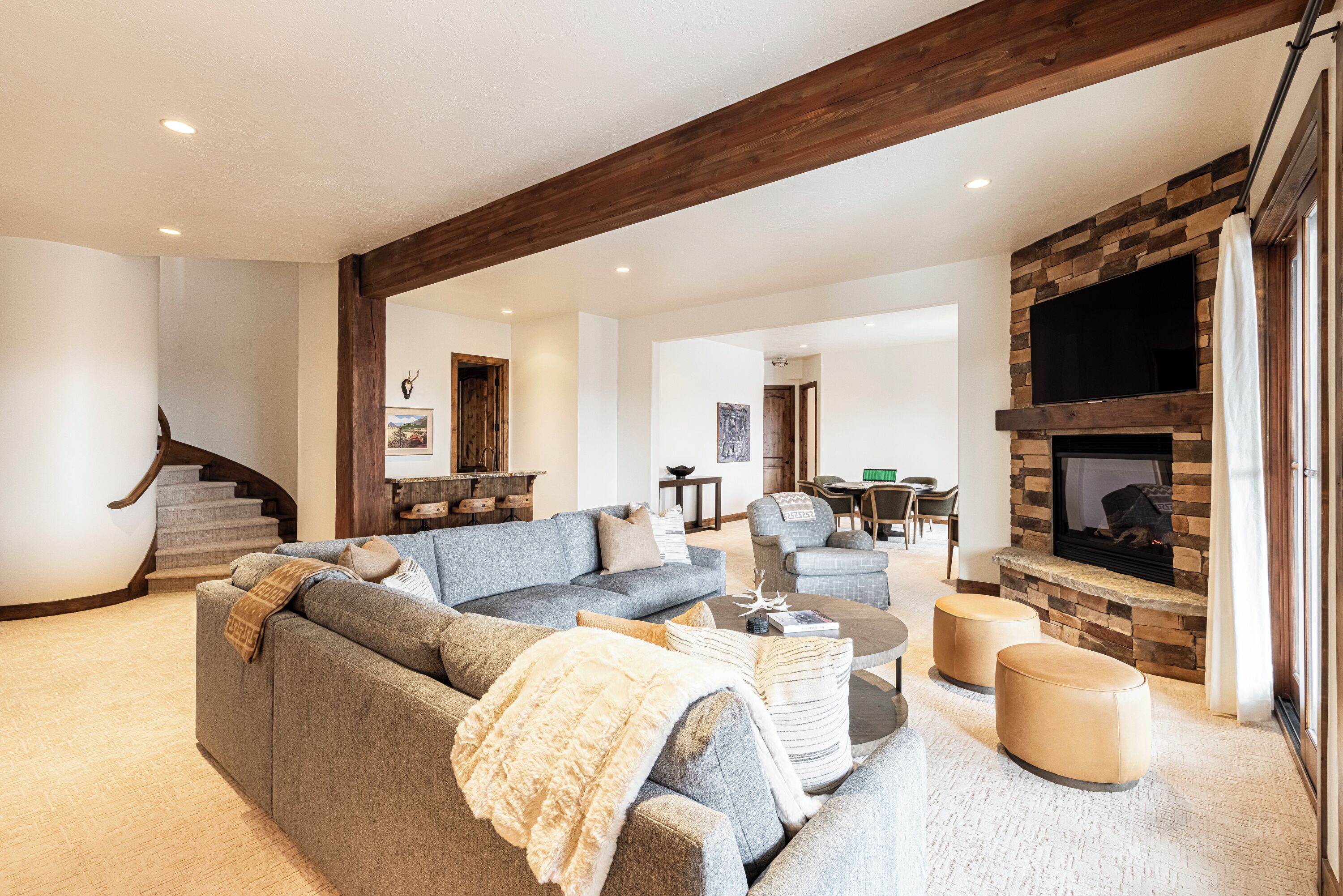 Smart TV, fireplace