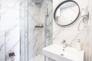 Douche, séchoir à cheveux, serviettes fournies, savon