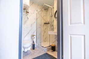 Shower, hair dryer, towels, soap - Modern & Cozy Studio Apt. in Vibrant Meidling (Vienna)