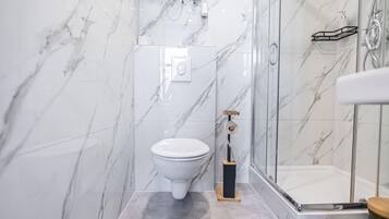 Een douche, een haardroger, handdoeken, zeep