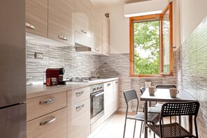 Fridge, microwave, oven, stovetop