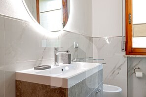 Dusche, Haartrockner, Bidet, Handtücher