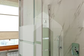 Shower, hair dryer, bidet, towels