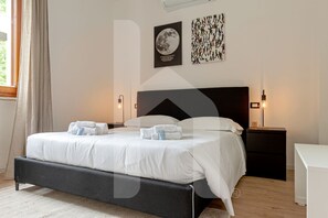 2 Schlafzimmer, Schreibtisch, Bügeleisen/Bügelbrett, WLAN