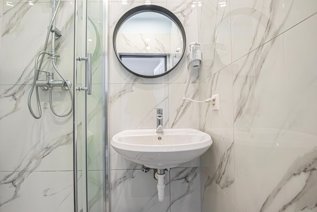 Douche, sèche-cheveux, serviettes fournies, savon