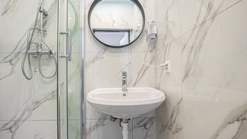 Douche, sèche-cheveux, serviettes fournies, savon