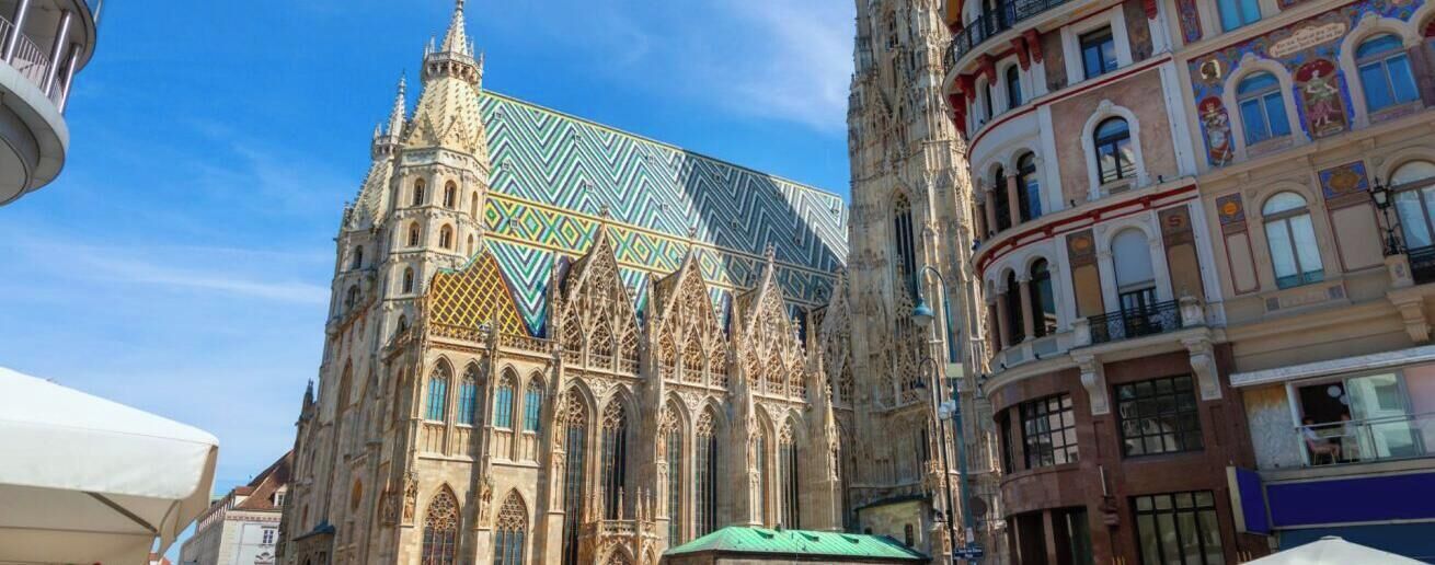 Een historische kathedraal met ingewikkeld gotische architectuur, grote ramen en een opvallende torenspits.