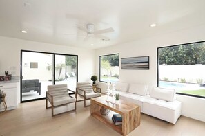 Living area - Charming 3-bedroom house with WiFi and AC in mcCormick Scottsdale (Scottsdale)