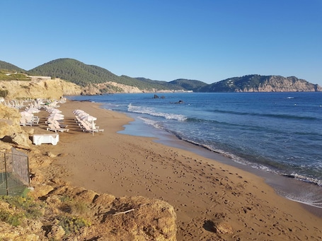 Beach nearby. Room 'Doble - 1' with Mountain View, Wi-Fi and Air Conditioning