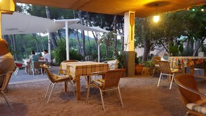 Outdoor dining - Room 'Doble - 1' with Mountain View, Wi-Fi and Air Conditioning (Santa Eulària des Riu)