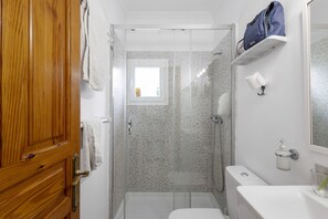 Dusche, Haartrockner, Handtücher