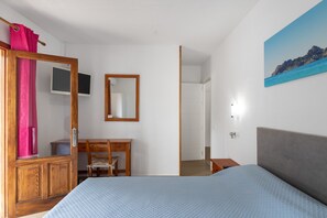 1 bedroom, free WiFi, bed sheets - Room 'Doble - 1' with Mountain View, Wi-Fi and Air Conditioning (Santa Eulària des Riu)