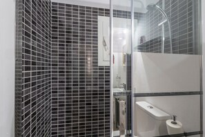 Douche, séchoir à cheveux, serviettes fournies