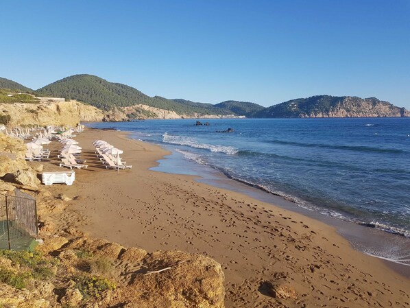 Beach nearby - Room 'Doble - 3' with Mountain View, Wi-Fi and Air Conditioning (Santa Eulària des Riu)
