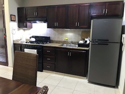 Comfortable 3-bdrm Aptm for a family of 6