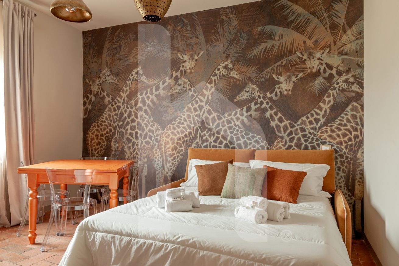Une chambre d’hôtel avec un lit, une table en bois et des chaises.