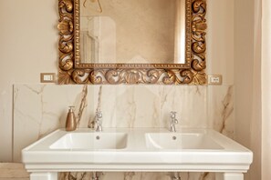 Shower, hair dryer, bidet, towels - Homiday- Casa Oriana- Apt Giraffe (Pisa)