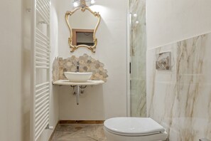 Douche, sèche-cheveux, bidet, serviettes fournies