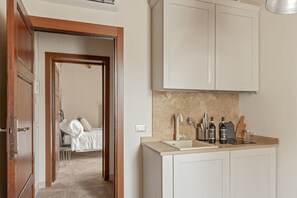 Køleskab, ovn, kogeplade, kaffe-/temaskine