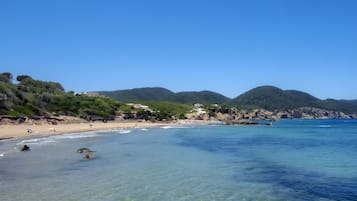 Una spiaggia nelle vicinanze