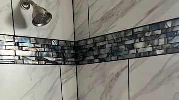 Vasca, asciugamani, sapone, shampoo