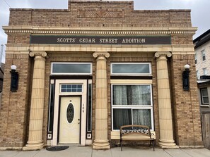 Eenvoudige tweepersoonskamer | Een bureau, een laptopwerkplek, gratis wifi