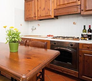 Fridge, stovetop, highchair, cookware/dishes/utensils - Apartment 'Begonia' with Shared Pool, Shared Garden and Wi-Fi (Campochiesa)