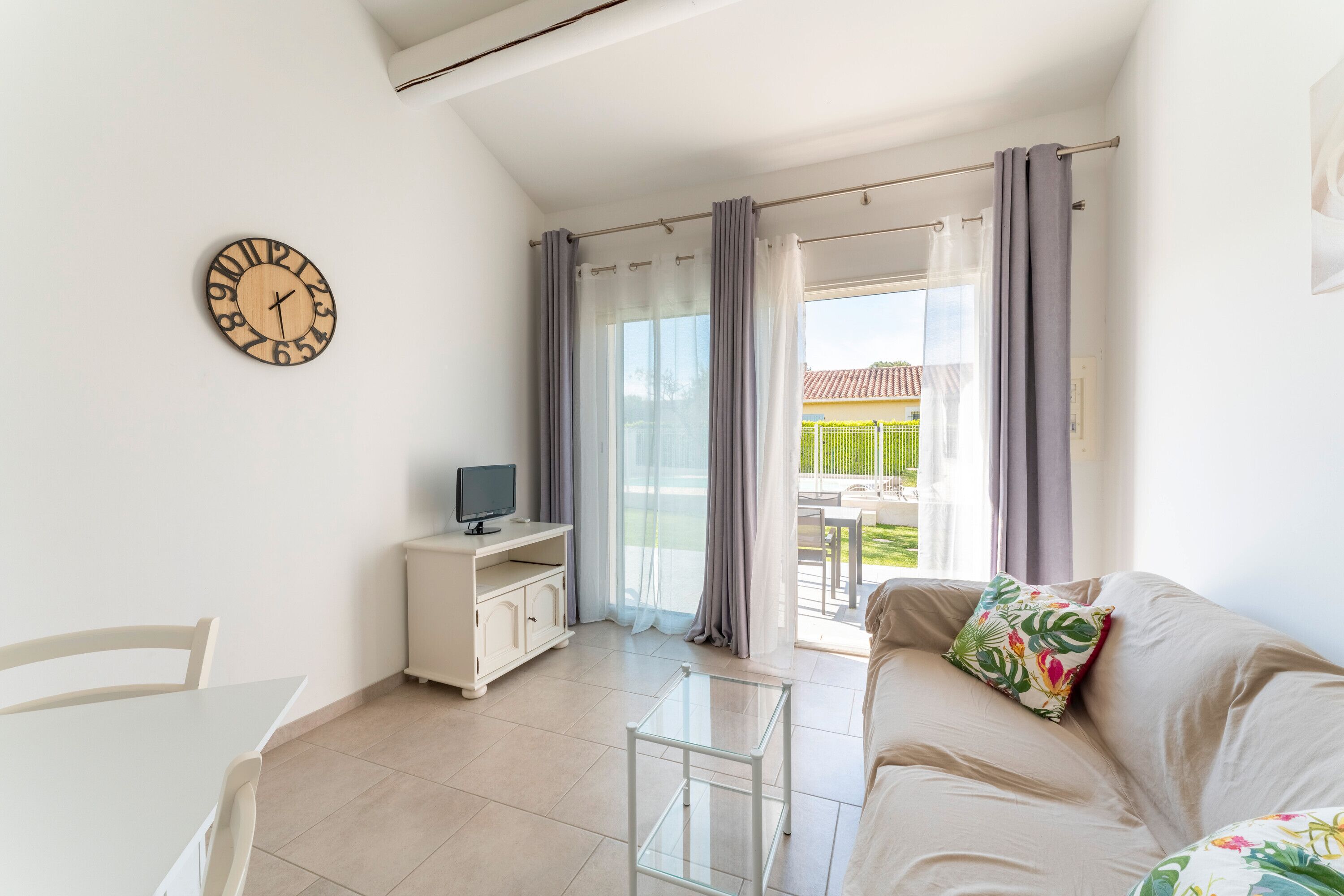 Tv och ett bordtennisbord