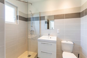 Een douche, een haardroger, handdoeken