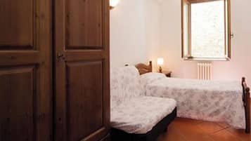 2 bedrooms, iron/ironing board, free WiFi, bed sheets
