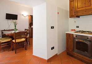 Kühlschrank, Herdplatte, Hochstuhl, Kochgeschirr/Geschirr/Besteck