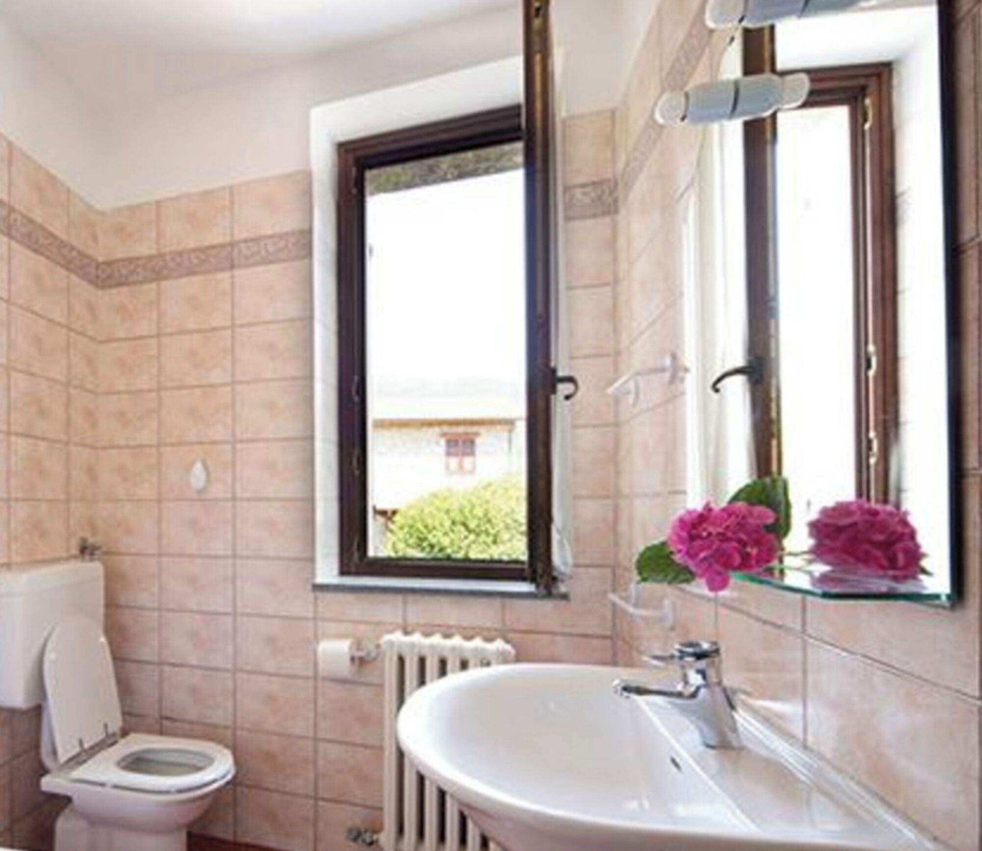 Douche, sèche-cheveux, serviettes fournies