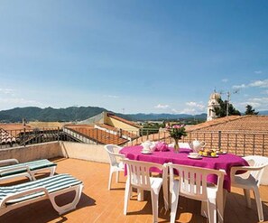 Outdoor dining - Apartment 'Dalia' with Shared Pool, Private Terrace and Wi-Fi (Campochiesa)