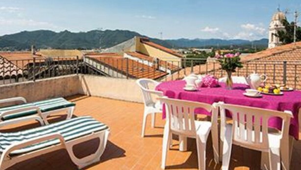 A terrace with a table set for two, overlooking a mountainous landscape. - Apartment 'Dalia' with Shared Pool, Private Terrace and Wi-Fi (Campochiesa)