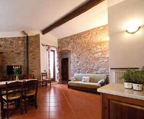 TV, fireplace - Apartment 'Dalia' with Shared Pool, Private Terrace and Wi-Fi (Campochiesa)