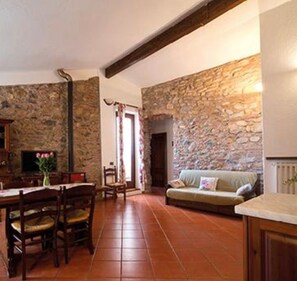 TV, fireplace - Apartment 'Dalia' with Shared Pool, Private Terrace and Wi-Fi (Campochiesa)