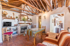 TV, fireplace - Country House 'Casa El Concejo' with Mountain View, Wi-Fi and Air Conditioning (Cónchar)