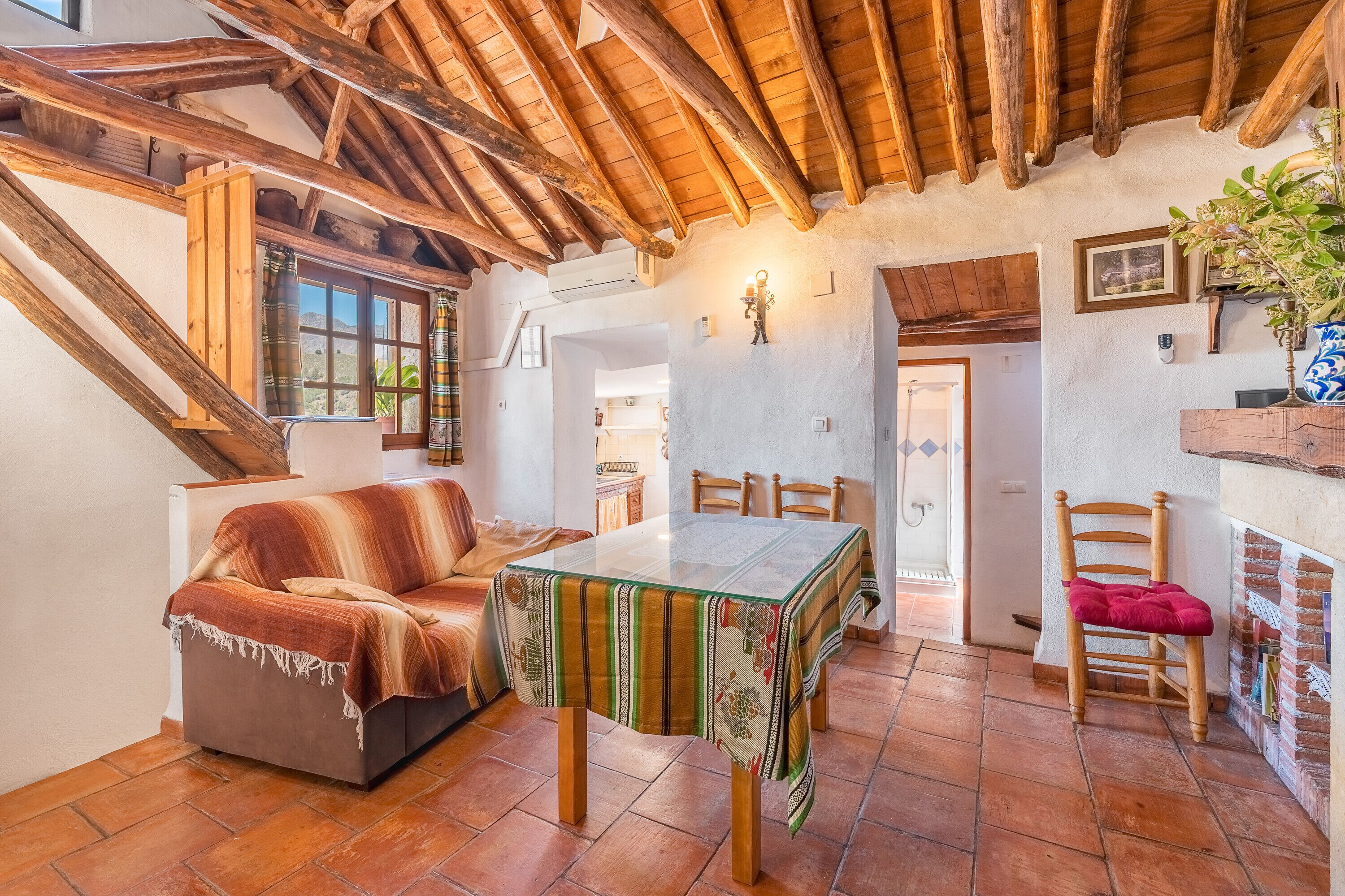 Een televisie en een open haard