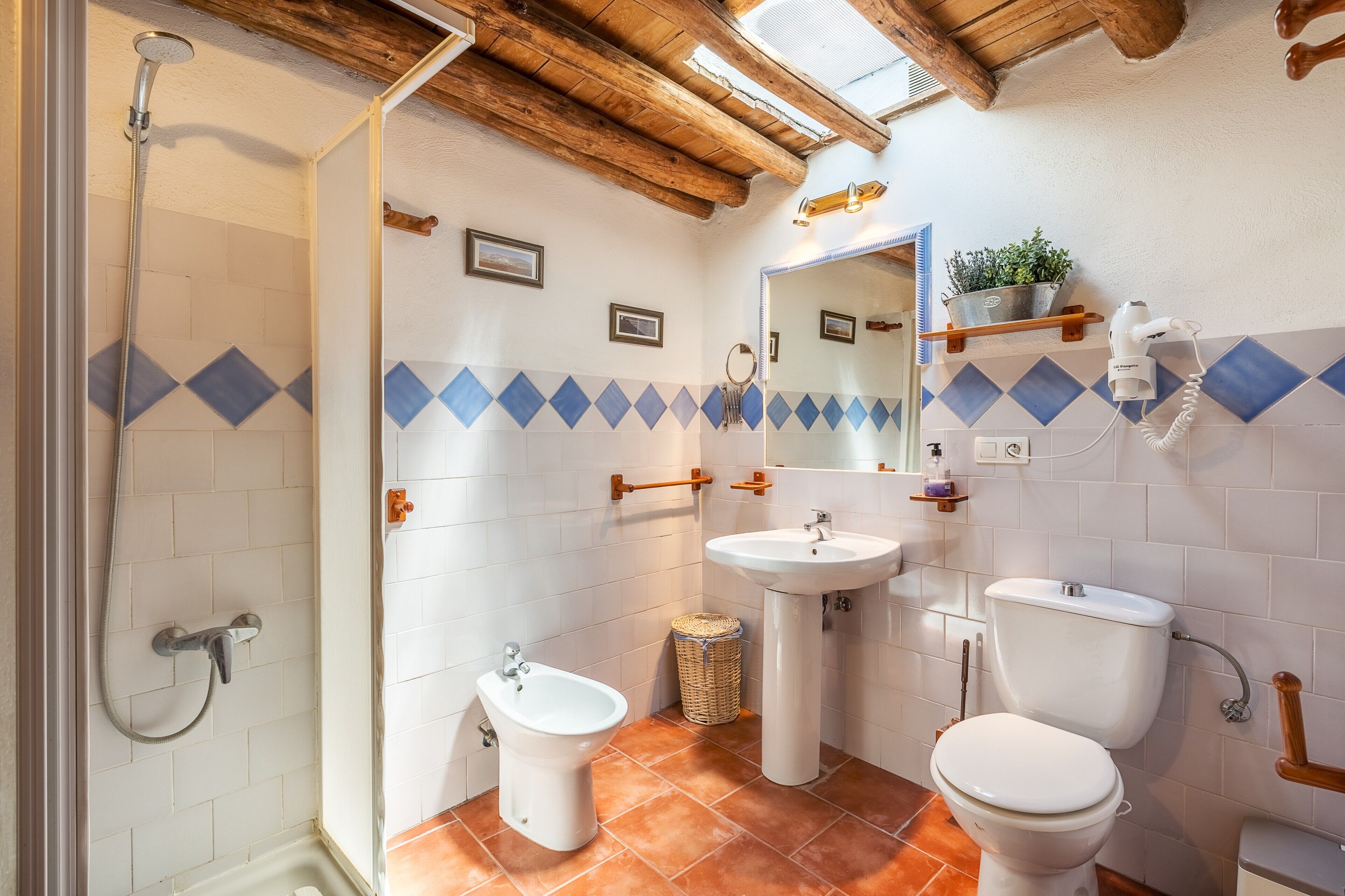 Een douche, een haardroger, handdoeken