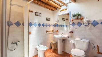 Een douche, een haardroger, handdoeken