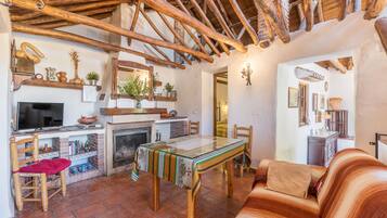 Een televisie en een open haard