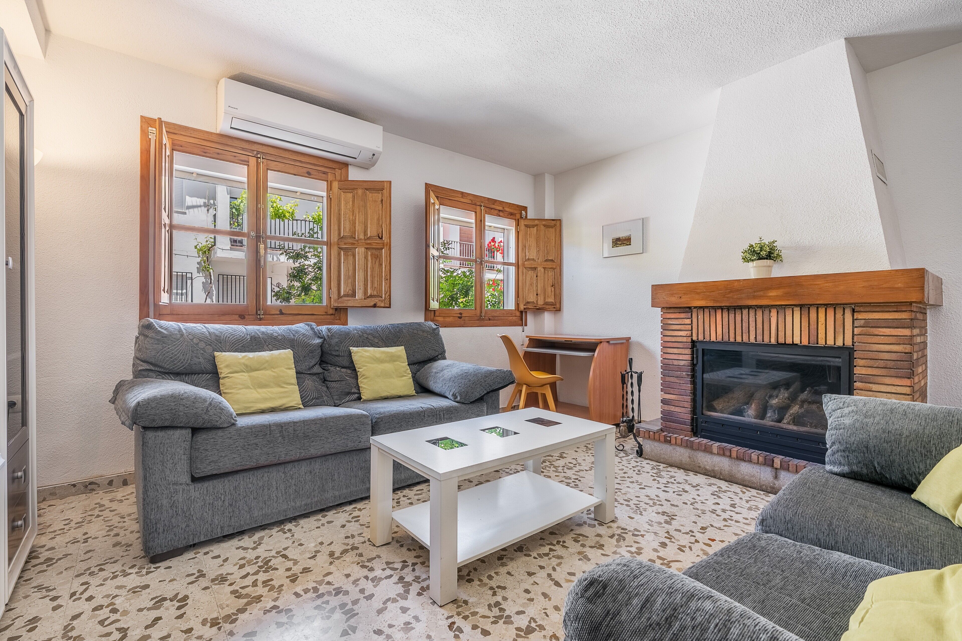 Televisión y chimenea 