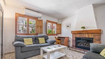 Televisión y chimenea