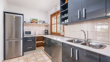 Een koelkast, een magnetron, een kookplaat, een vaatwasser