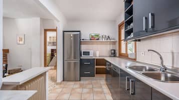 Kühlschrank, Mikrowelle, Herdplatte, Geschirrspüler