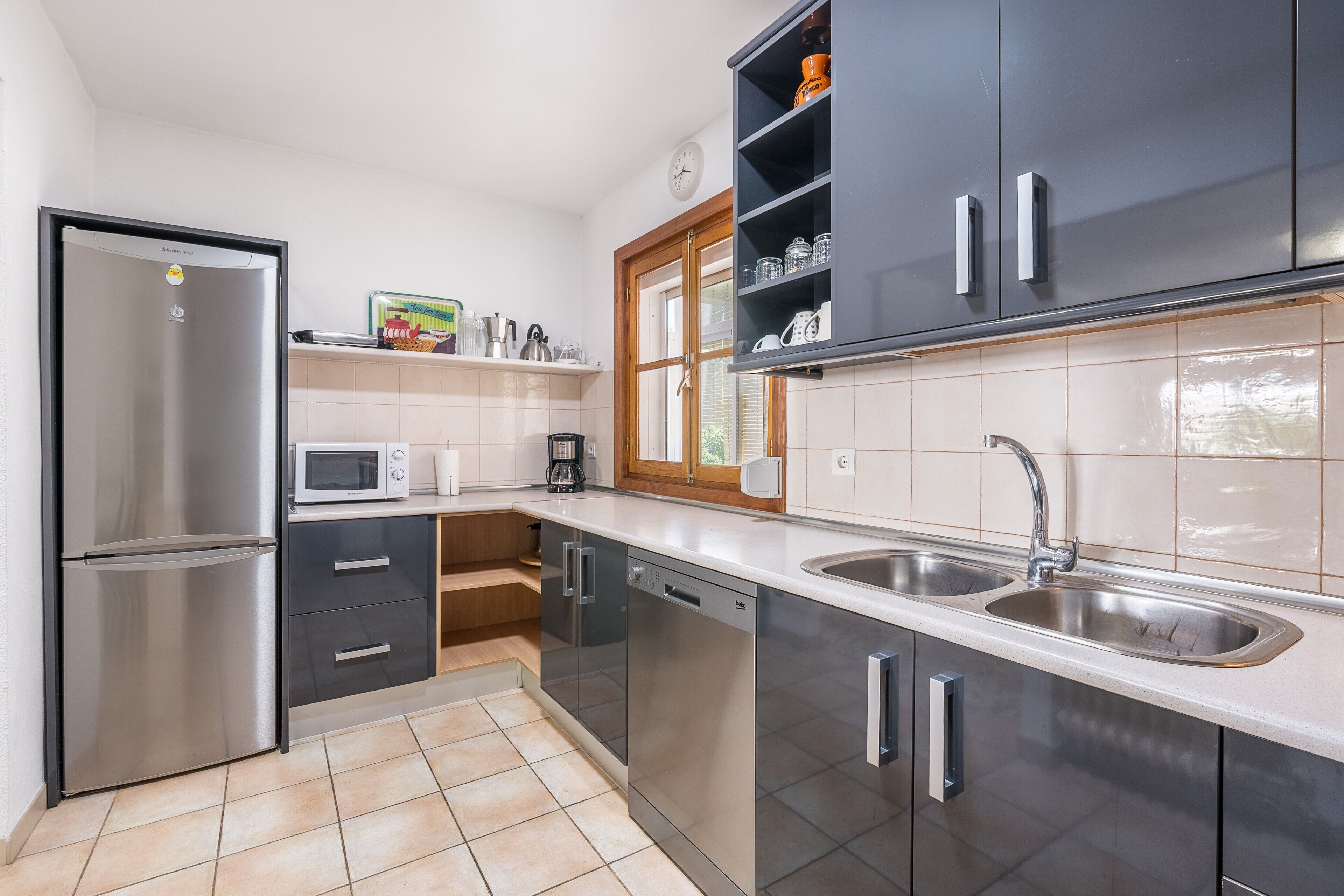 Refrigerador, microondas, parrilla de estufa y lavavajillas 