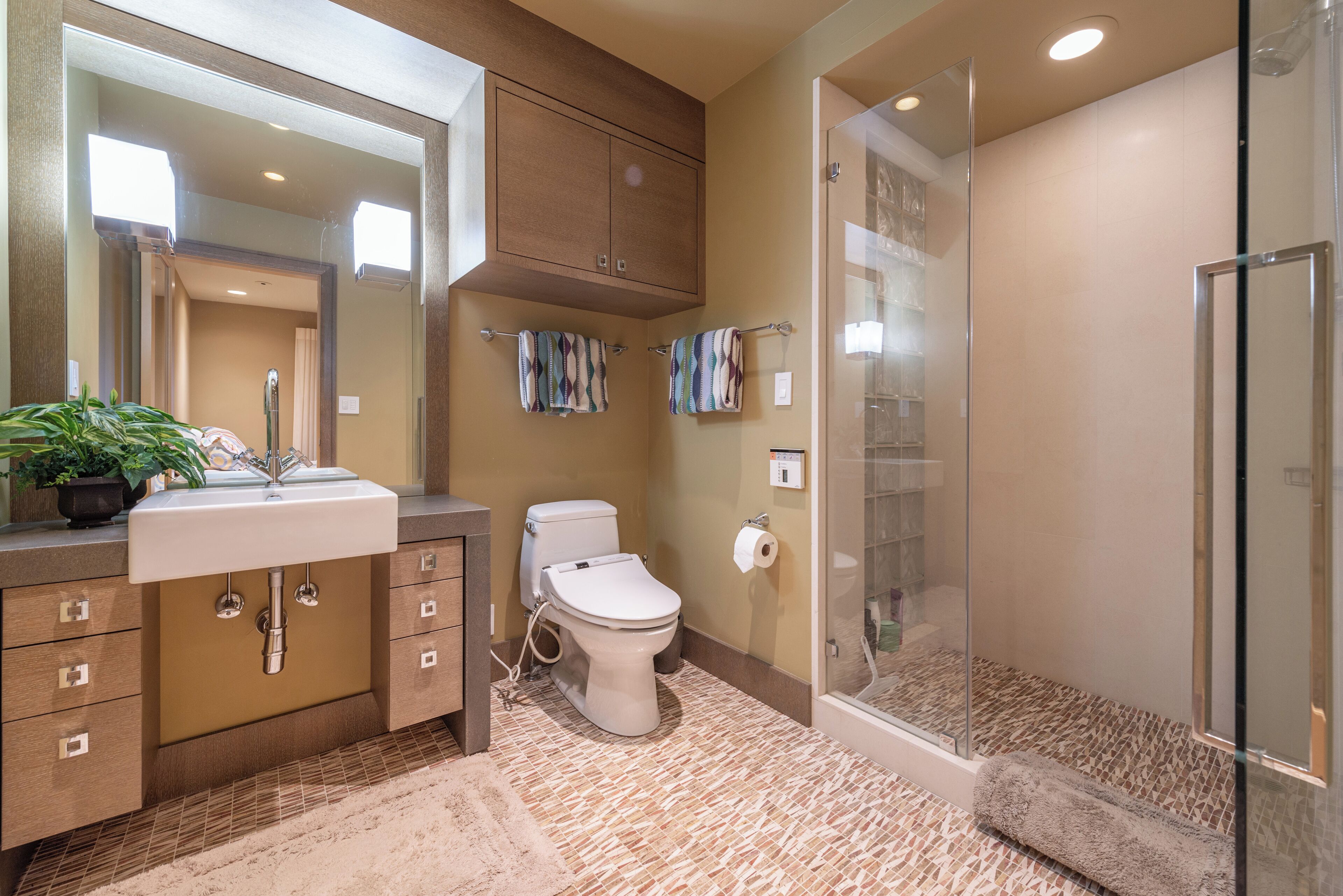 Un bagno con lavandino, wc e doccia.