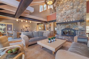 Älytelevisio, takka, pöytäjalkapallopöytä, kirjoja