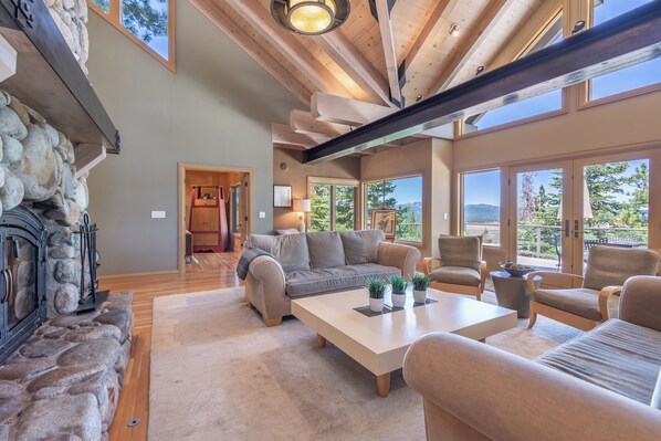 Älytelevisio, takka, pöytäjalkapallopöytä, kirjoja