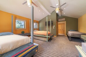 5 bedrooms, desk, free WiFi, bed sheets - New* Northstar Lodge~ Snowdrift Lodge w/ Northstar shuttle access (Truckee)